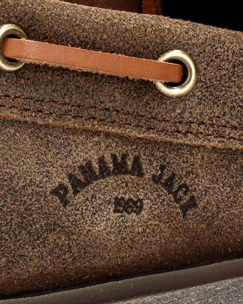 Boat náutico de piel con forro interior de piel. marron