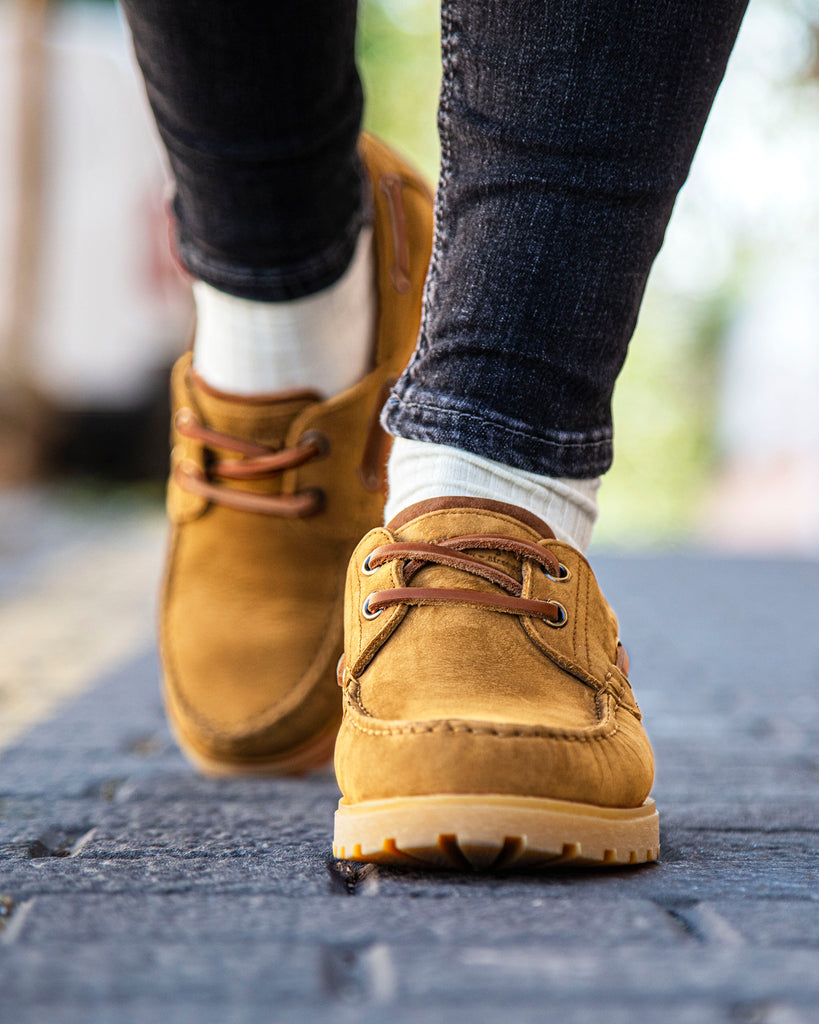 Boat náutico de piel con forro interior de piel. ocre