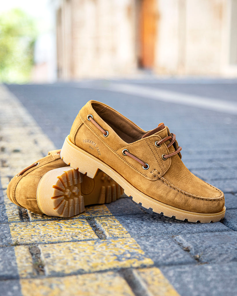 Boat náutico de piel con forro interior de piel. ocre