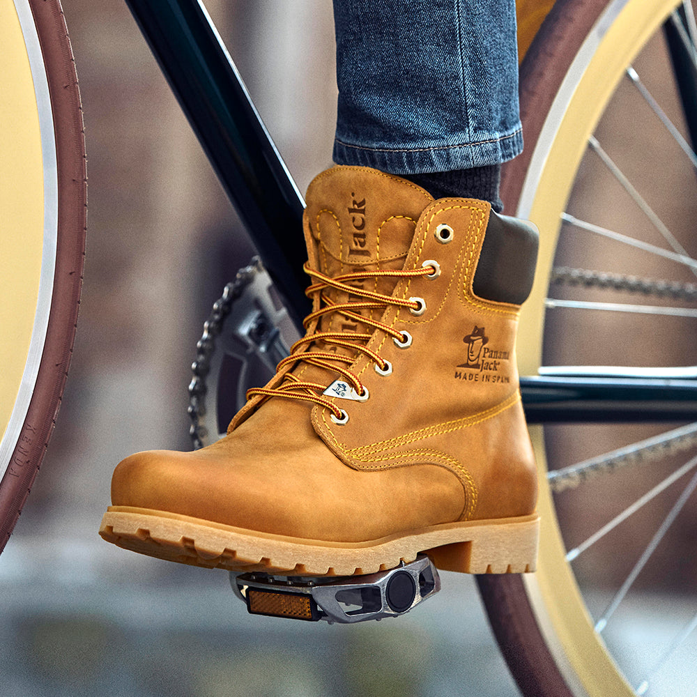 Detalle botas sobre un pedal de bici