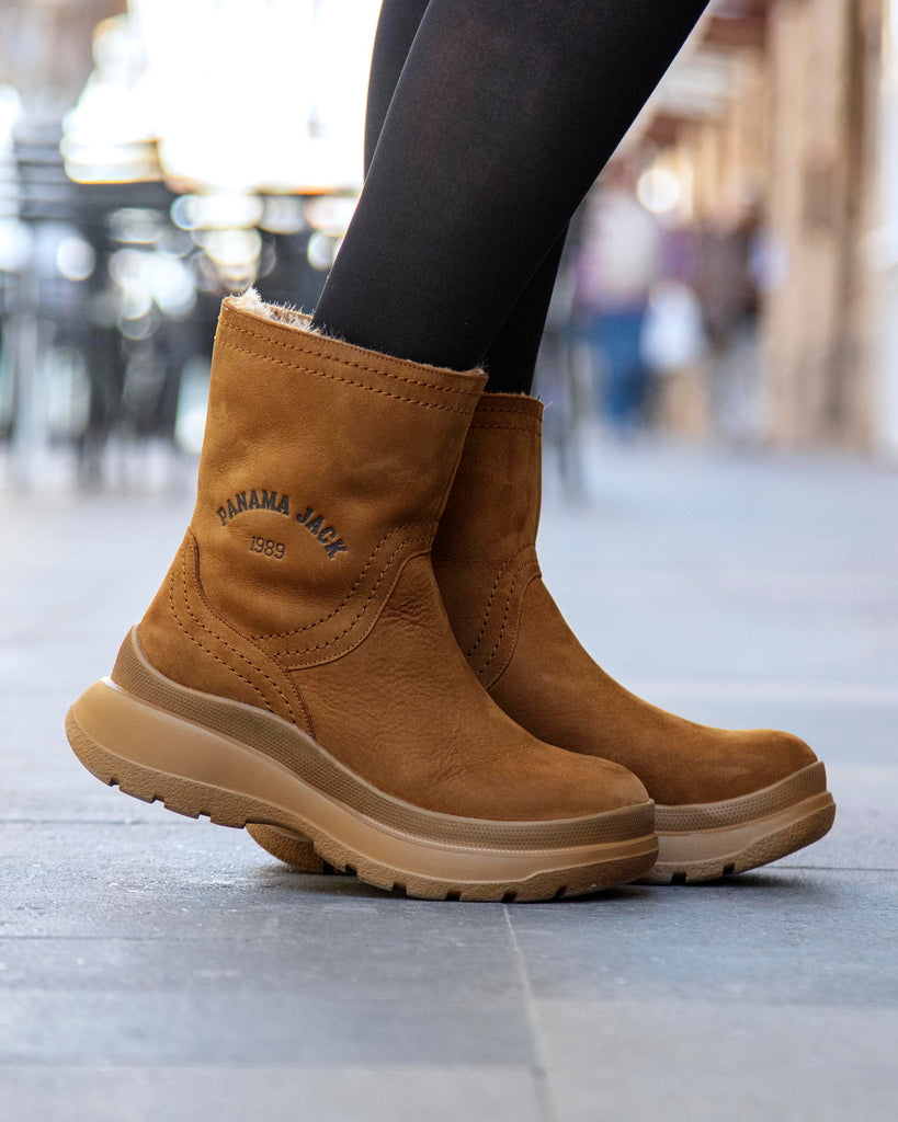 Hebe botas de piel con forro interior de pelo. cuero