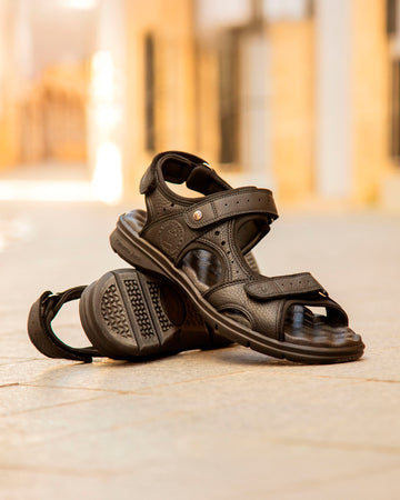 Salton sandalias de piel con forro interior de lycra. negro